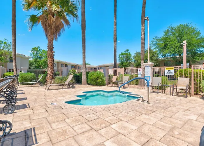 Comfy With Heated Pool And Gym *